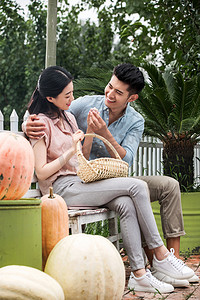 有机农庄摄影照片_快乐的情侣在户外吃葡萄