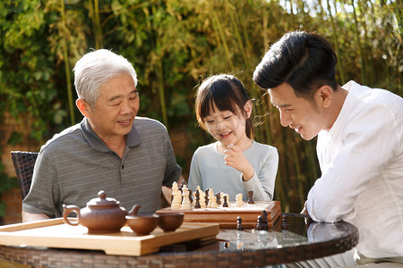 祖孙三代在庭院里下棋