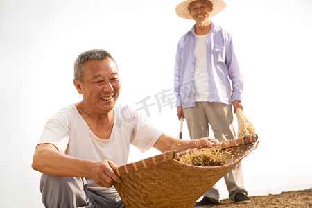 中共镰刀摄影照片_两位老农民在干农活