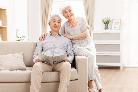 慈祥的外国老人摄影照片_幸福的老年夫妇在客厅