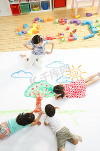 幼儿园儿童和老师在作画