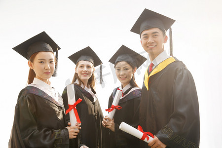 骑脚踏车摄影照片_年轻的大学生骑自行车