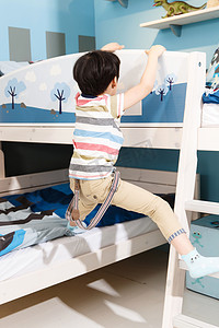 床护栏摄影照片_可爱的小男孩在卧室玩耍
