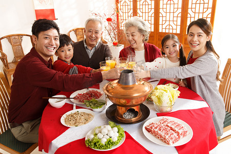 火锅摄影照片_幸福家庭过年吃团圆饭