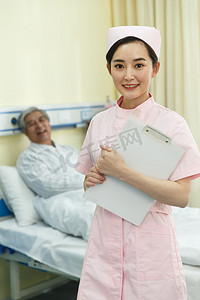 护士和患者在病房里