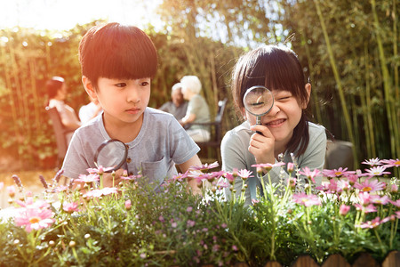 儿童节圆形摄影照片_两个儿童在庭院里玩耍