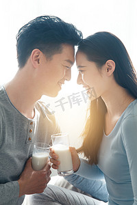 情侣吃饭摄影照片_青年情侣喝牛奶