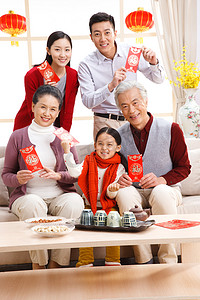 红包图片摄影照片_快乐家庭新年拿红包