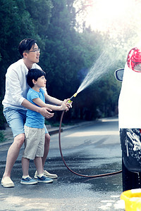 亚洲男孩摄影照片_快乐父子擦洗汽车