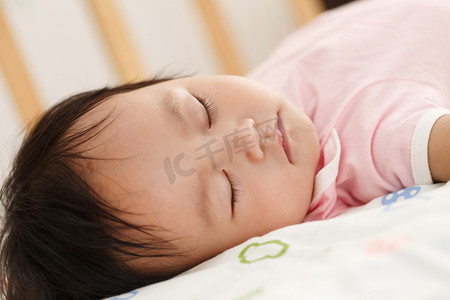 床上睡觉的婴儿摄影照片_宝宝睡觉
