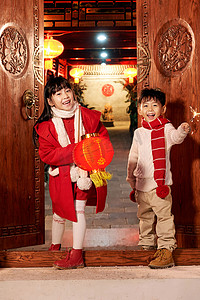 新年红色烟花摄影照片_快乐儿童过年