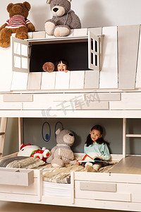 开窗户的人摄影照片_可爱的小女孩在床上玩耍