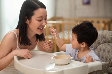 妈妈喂宝宝吃饭