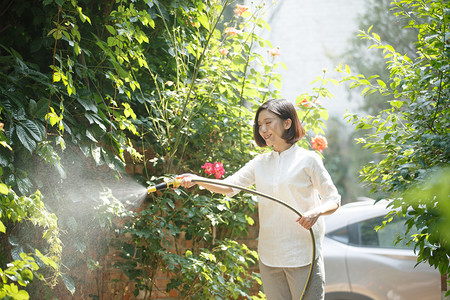 青年女人户外浇花