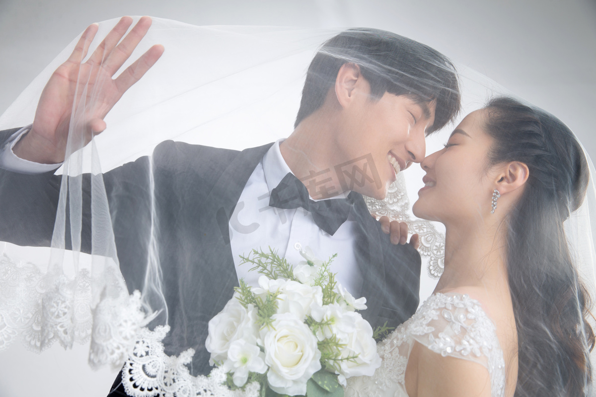西式婚礼新郎新娘幸福亲吻的剪影浪漫氛围灯光图片下载 - 觅知网