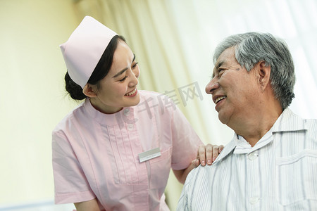 老人摄影照片_护士和患者在病房里