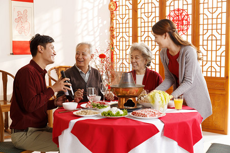 幸福家庭过年吃团圆饭