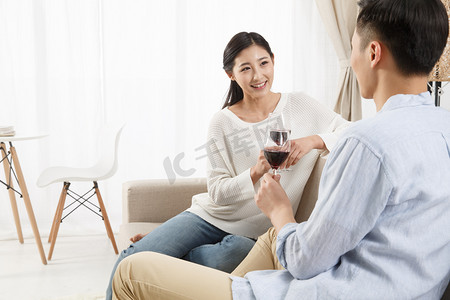 青年情侣喝红酒