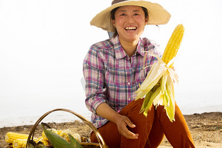 徽州农田摄影照片_中年女人拿着玉米