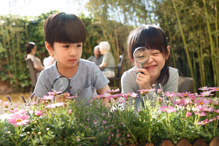 千库图库探索摄影照片_两个儿童在庭院里玩耍