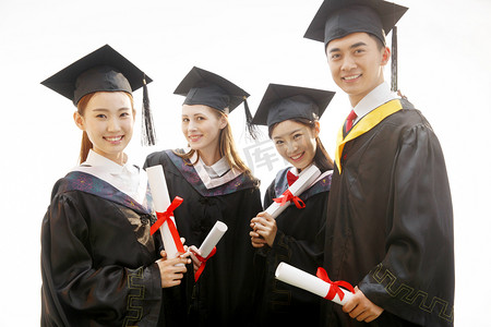 大学生穿着学士服庆祝毕业