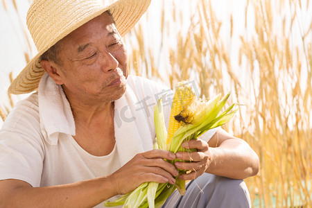 粗粮人摄影照片_老农民拿着玉米