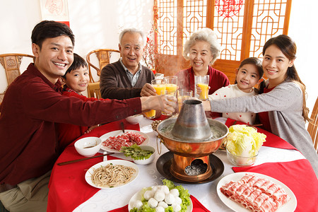 祝福古诗摄影照片_幸福家庭过年吃团圆饭