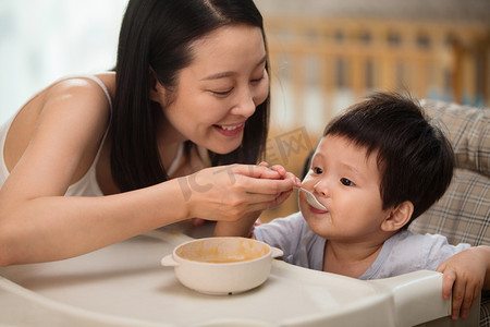 母婴儿童用品摄影照片_妈妈喂宝宝吃饭