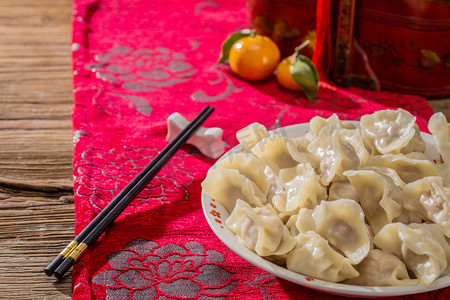 除夕团圆饭摄影照片_春节吃饺子