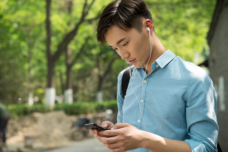 男人视频摄影照片_青年男人看手机