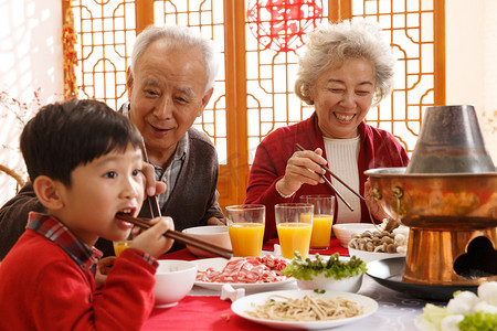 春节不打烊淘宝摄影照片_幸福家庭过年吃团圆饭
