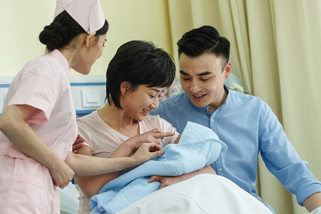 入学流程摄影照片_护士和新生儿的父母
