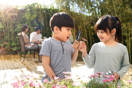 自然风景摄影照片_两个儿童在庭院里玩耍