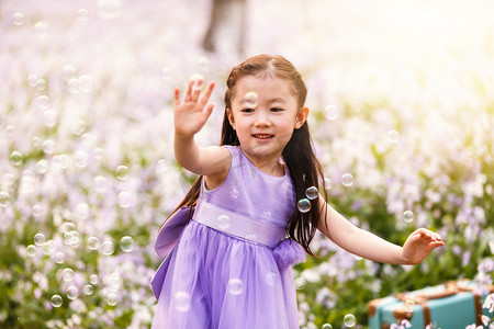 小清新唯美摄影照片_可爱的小女孩在户外