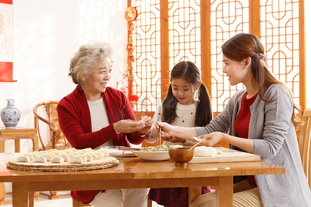 冬至快乐摄影照片_幸福家庭过年包饺子