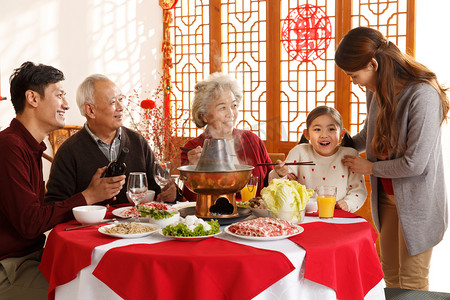 祝福古诗摄影照片_幸福家庭过年吃团圆饭