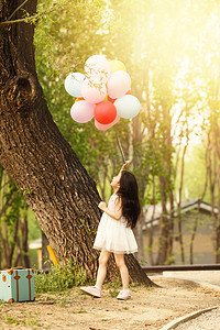 气球可爱摄影照片_可爱的小女孩在户外