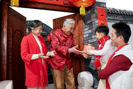 春节老人摄影照片_老人迎接孩子回家过年