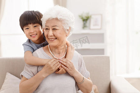 老年人摄影照片_可爱的小男孩和祖母在客厅
