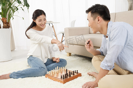 象棋摄影照片_青年情侣下象棋