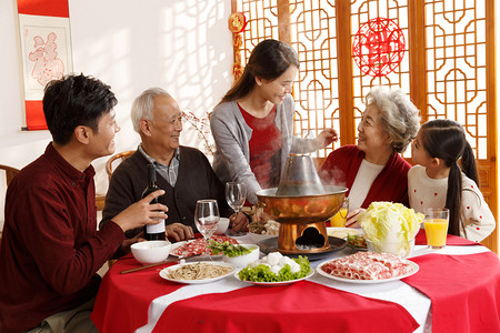 新年全家福摄影照片_幸福家庭过年吃团圆饭