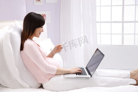 轻松投资摄影照片_孕妇使用笔记本电脑