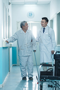 老人摄影照片_医生和老年男人在医院走廊