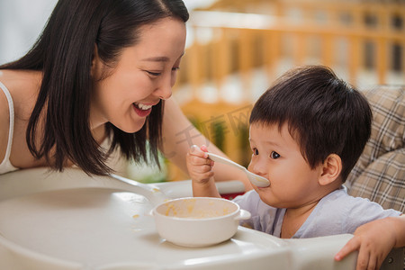 妈妈喂宝宝吃饭