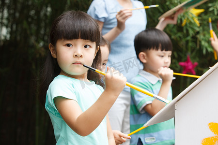 幼儿园手工摄影照片_幼儿园的师生在做手工