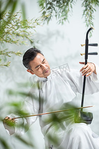 竹子传统摄影照片_男艺术家在拉二胡
