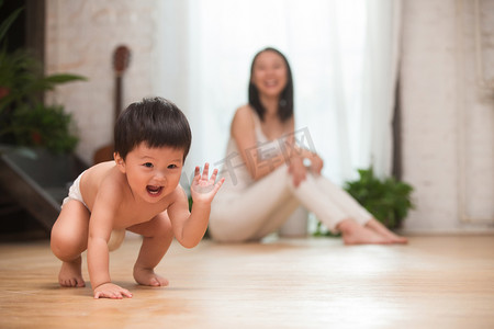 妈妈陪宝宝摄影照片_妈妈陪宝宝玩耍