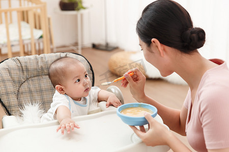 母婴儿童用品摄影照片_妈妈喂宝宝吃饭