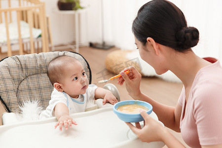 母子吃饭摄影照片_妈妈喂宝宝吃饭