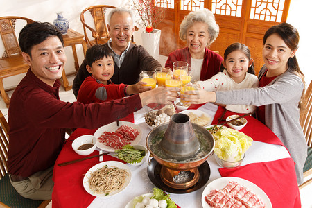 元旦快乐喜庆摄影照片_幸福家庭过年吃团圆饭